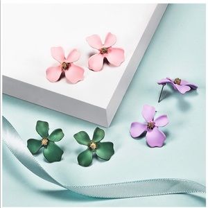 Flower resin stud earrings new in packaging